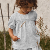 Lil' Atelier koszulka z krótkim rękawkiem i eleganckim zdobieniem Loose Plein Air NMFJIVA