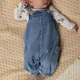 Lil' Atelier Ogrodniczki niemowlęce Medium Blue Denim NBNTAYA